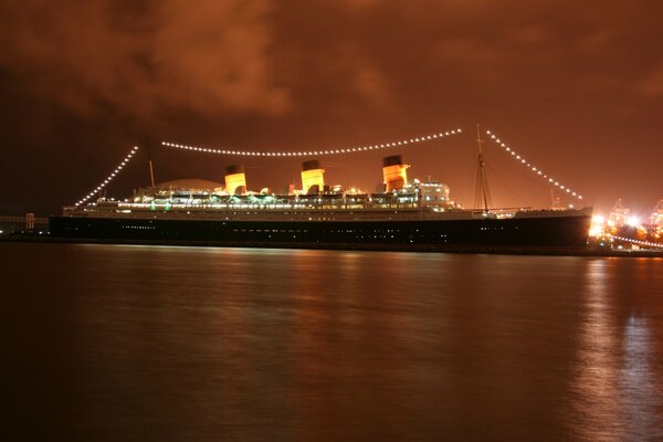 Kreuzfahrtschiff Queen Mary 2 bei Nacht im Hafen