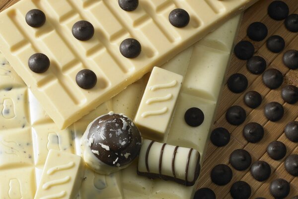 Barrette di cioccolato bianco e cioccolatini assortiti