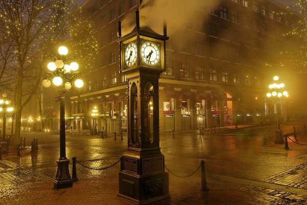 Reloj en la ciudad brumosa fiel