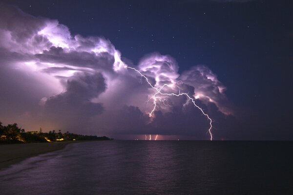 Relámpago majestuoso sobre la costa de la ciudad