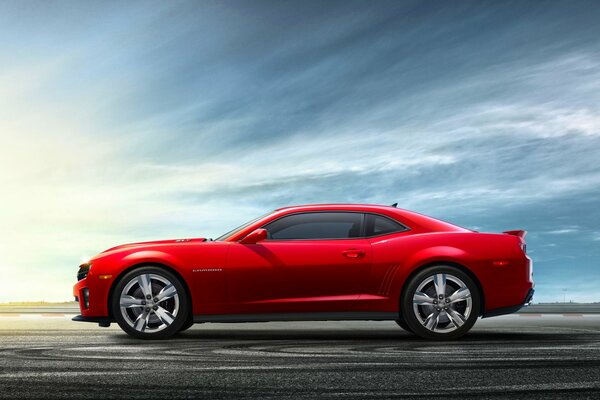 Coche rojo chevrolet camaro