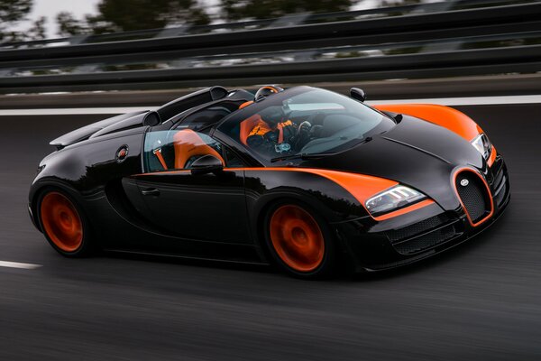 El Bugatti veyron grand sport Roadster negro en la pista