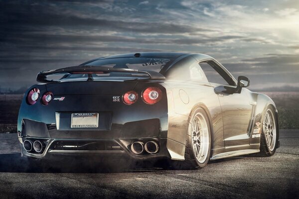 Nissan r35 vista posteriore nera