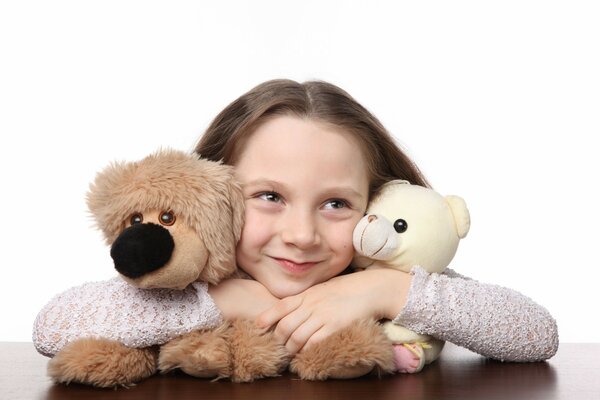 La petite fille a deux jouets