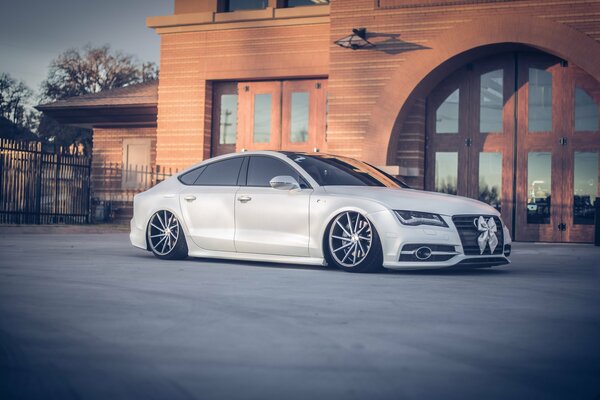 Audi A7 avec un arc chic sur la grille