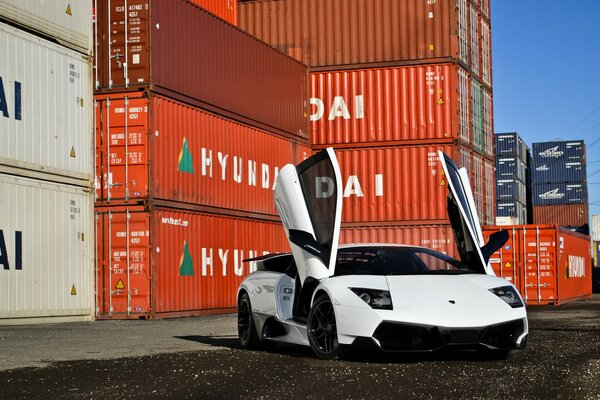 Lamborghini Supercar in den Docks