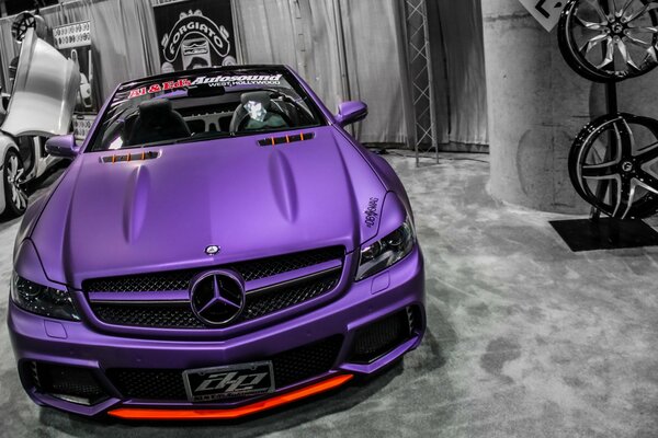 Schicker Mercedes in lila nach dem Tuning