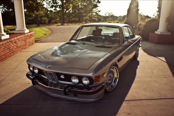 Un auto bmw del 1971