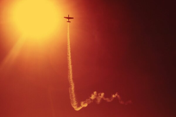 Avión en el fondo del sol brillante