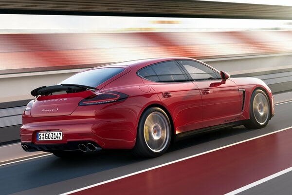 Porsche Panamera rosso cavalca sulla strada