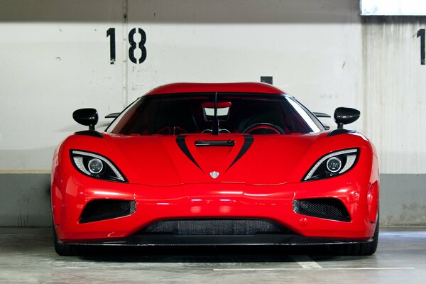 Czerwony supersamochód koenigsegg agrera r