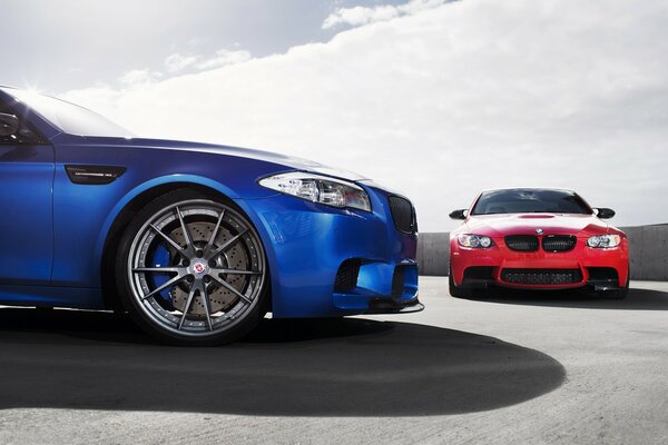 Zwei Autos blau und rot bmw m5 f10, m3, e92