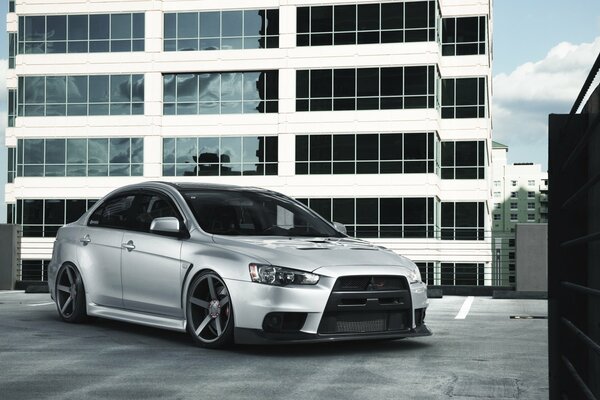 Mitsubishi evolution x Argento vicino all edificio bianco