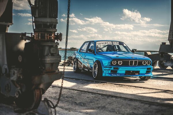 BMW azul contra el cielo azul