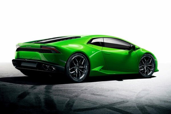 Lamborghini verde sullo sfondo della strada ghiacciata