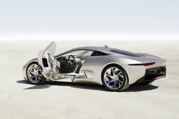 Jaguar c-x75 stoi na piasku