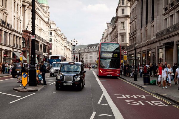 La circulation des transports en commun dans la rue de la capitale britannique, Londres