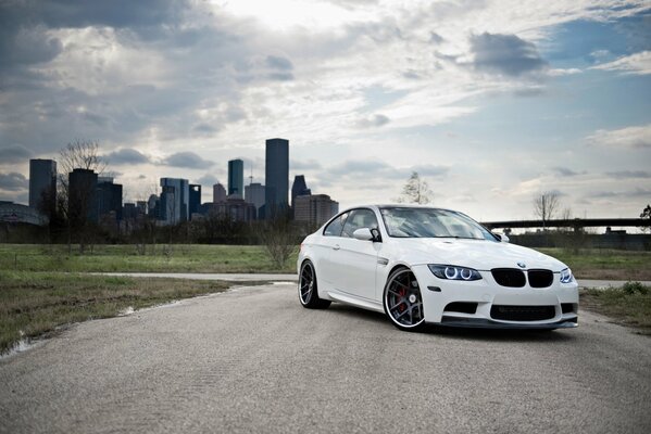 BMW M3 blanco en la carrocería del e92 en el fondo de la ciudad