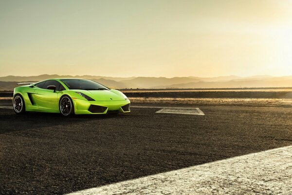 Hermoso coche deportivo al atardecer