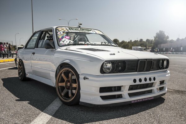 BMW E30 White Drift Car al torneo di drift