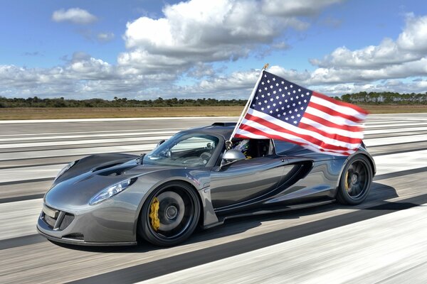 Hennessey venom gt con bandera estadounidense establece récord mundial de velocidad