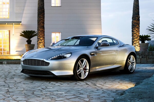 Belle voiture argentée Aston Martin DB9