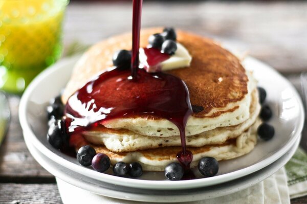 Pancakes with maple syrup and blueberries