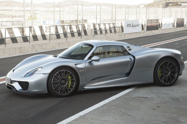 Silberner Porsche Spider Supersportwagen auf der Strecke