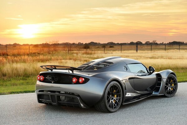 Supersamochód hennessey venom gt Widok Z Tyłu o zachodzie słońca