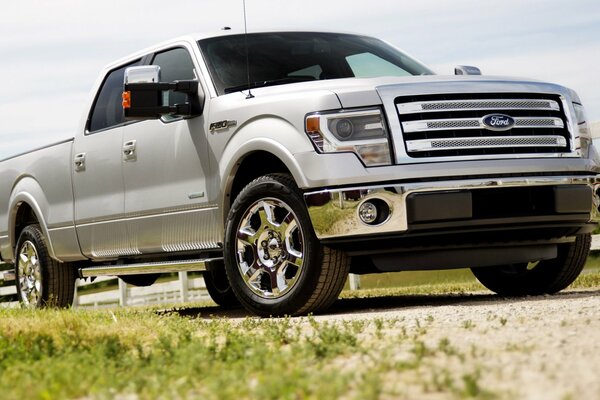 Серый пикап Ford f150 вид сбоку спереди