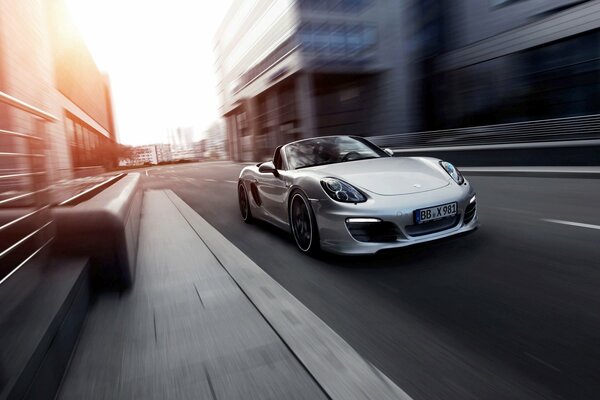 Un Porsche descapotable recorre la ciudad