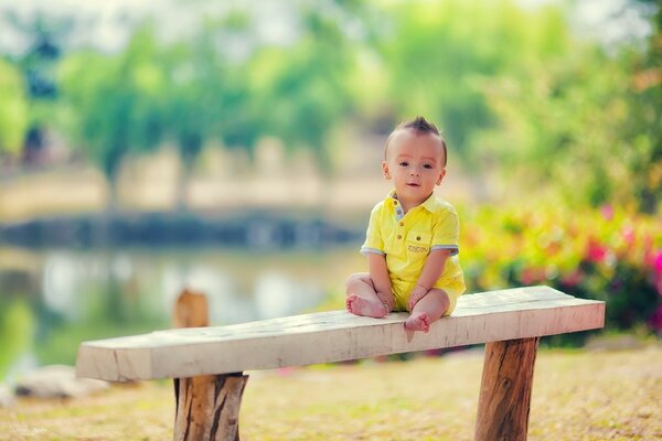 Mignon bébé sur un banc de parc