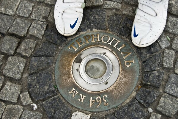 Nike-Kreuzung auf Pflastersteinen Stadt ternopil