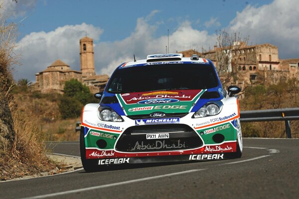 Coche de carreras Ford fiesta en el fondo de la carretera