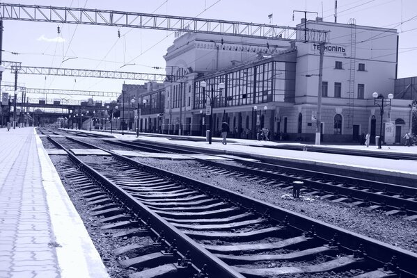 Stazione ferroviaria con rotaie in Ucraina