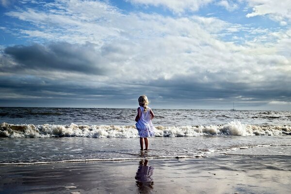 Mädchen schaut in die Ferne ins Meer