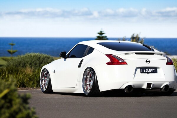 En las alas de la felicidad en el coche Nissan 370Z blanco