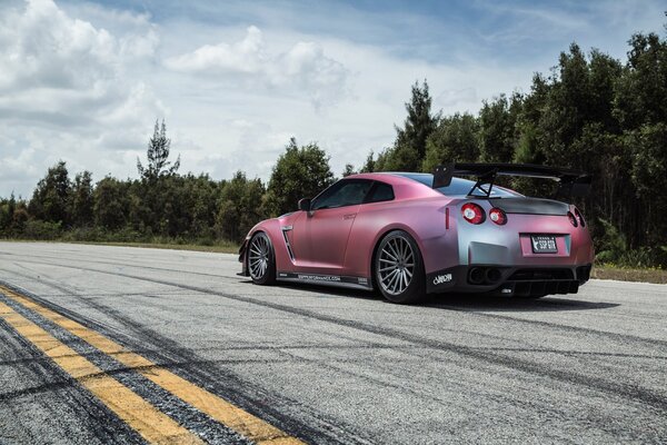 Nissan sintonizado en el camino forestal