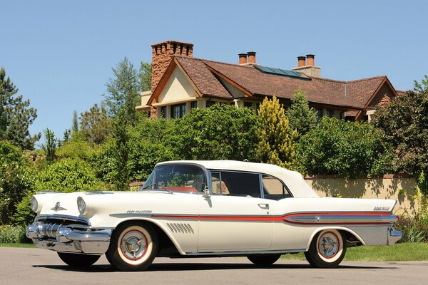 Cabriolet blanc sur fond de penthouse