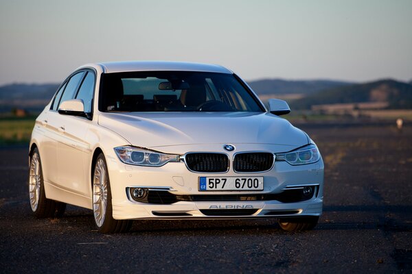 Voiture de couleur blanche BMW sur fond de nature