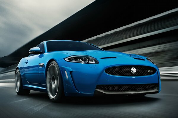 La jaguar XKR-s se déplace sur la route