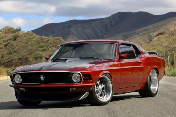 Ford mustang en la carretera en las montañas