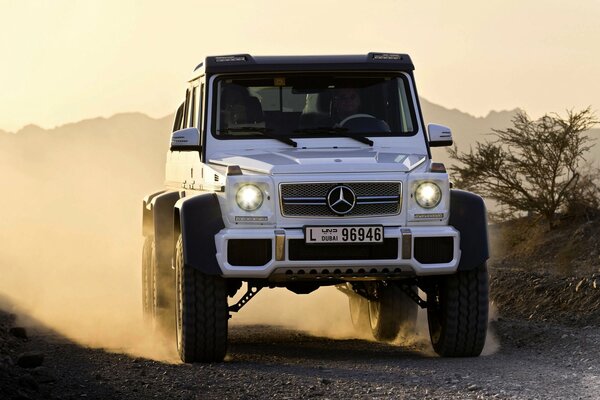 Mercedes SUV blanco con ruedas enormes