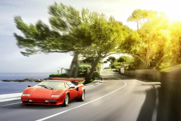 Foto con effetto di movimento auto rossa cavalca in pista