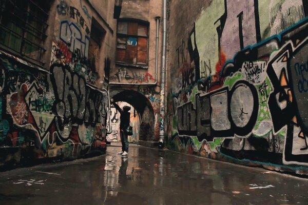 Drawing graffiti in the courtyard with an arch