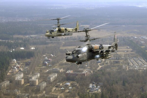 Helicópteros Ka-52 sobrevolando la ciudad