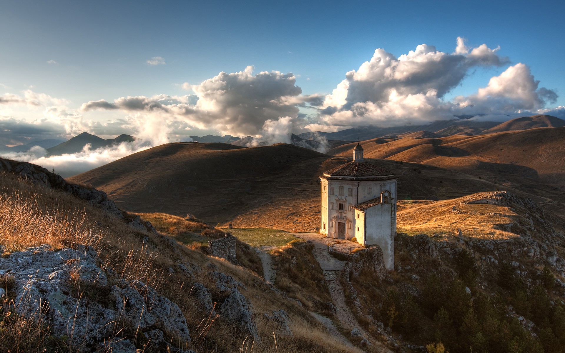 iglesia piedras cielo montañas