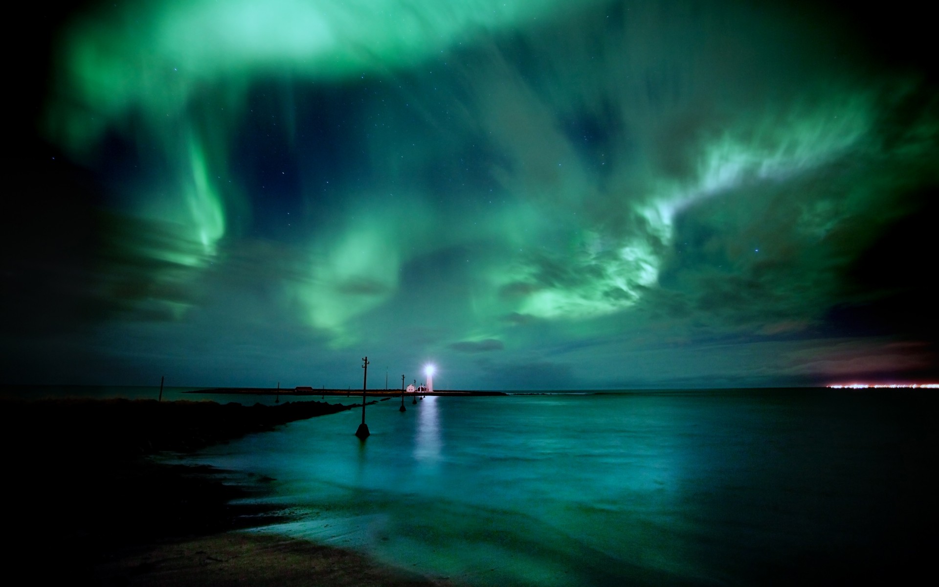 aurores boréales islande nuit mer ciel étoiles eau phare