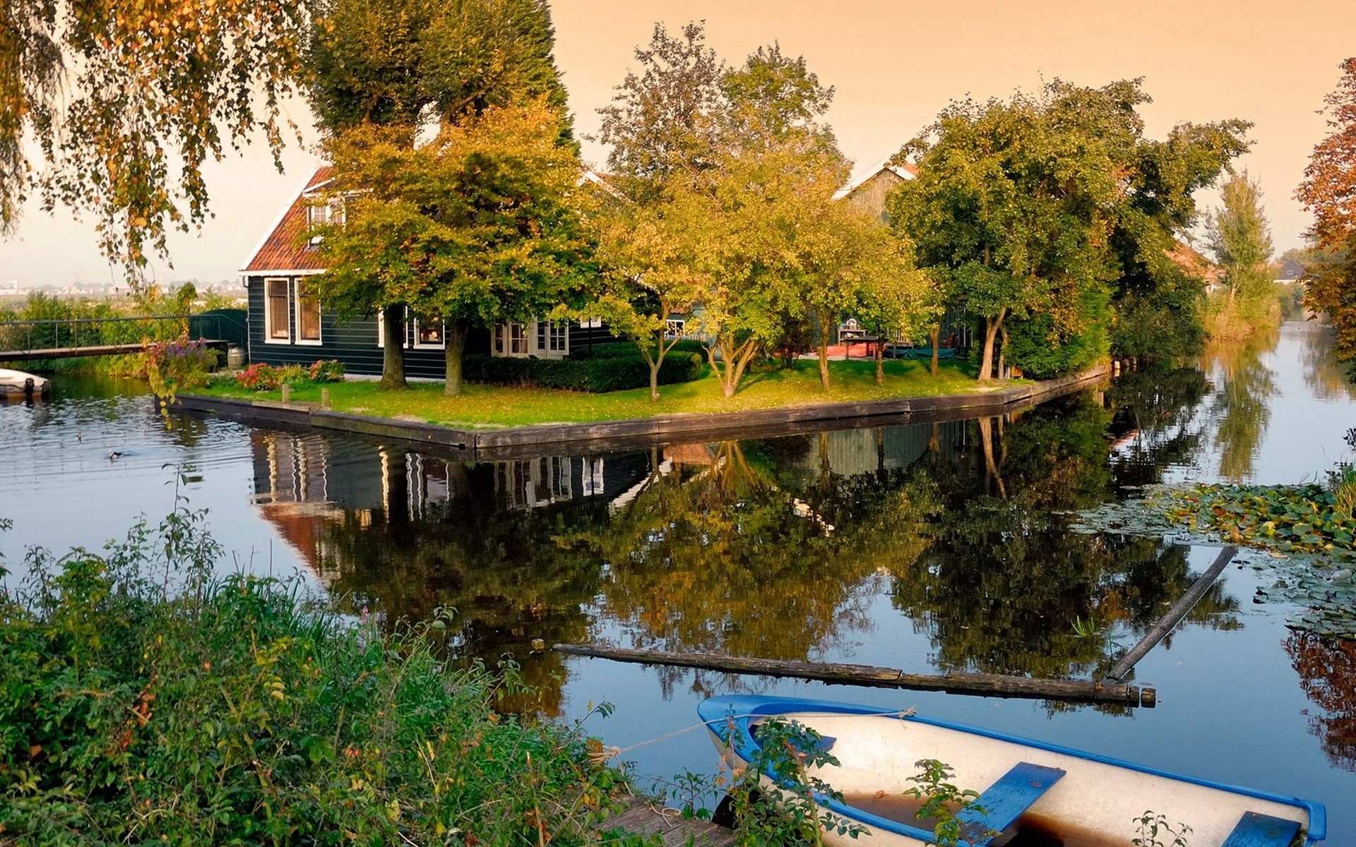 maisons étang bateaux arbres île