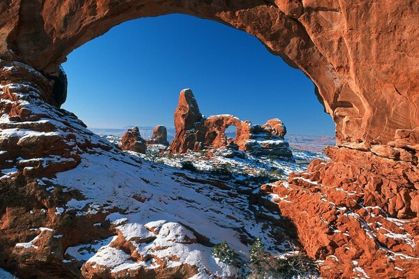 Interesantes arcos en las montañas en la nieve